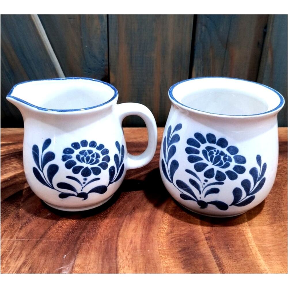 689. Country Heritage Creamer and Sugar Bowl Set
